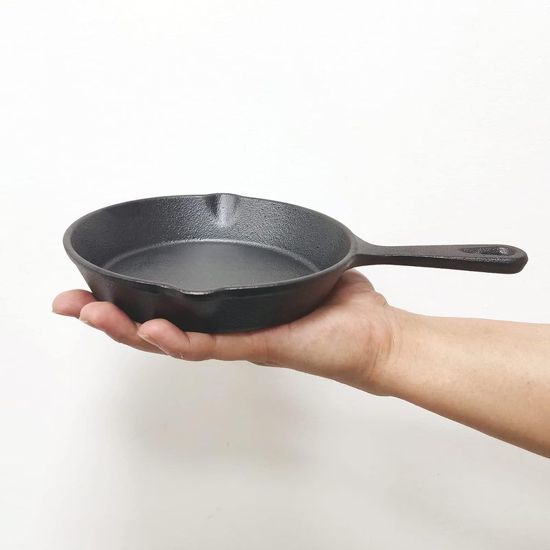 Skillet Cast Iron Camp - กระทะเหล็กหล่อขนาด 6 นิ้ว, กระทะทอดพร้อมขอบกันน้ำมันหยด, เครื่องครัวเคลือบสารกันติด ปลอดภัยสำหรับเตาอบ,